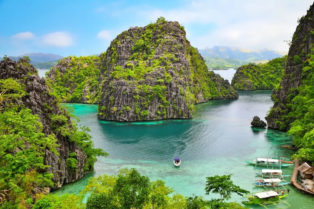 Which island in the Philippines is best for solo Travellers?