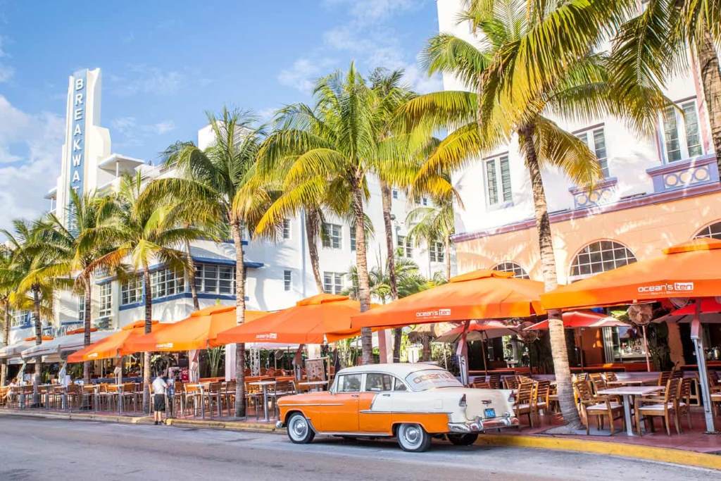 Guide explaining Art Deco history to tourists on Ocean Drive food walk in Miami